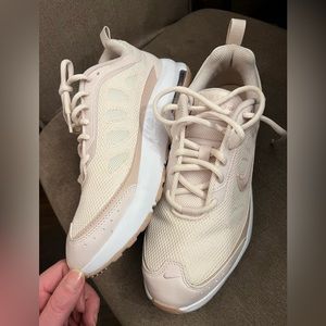 Women’s Nike air max AP size 9.5